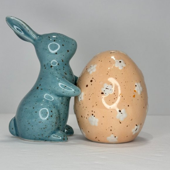 Rabbit & Egg~Salt & Pepper Shakers~Super Cute/Detailed - Picture 1 of 3